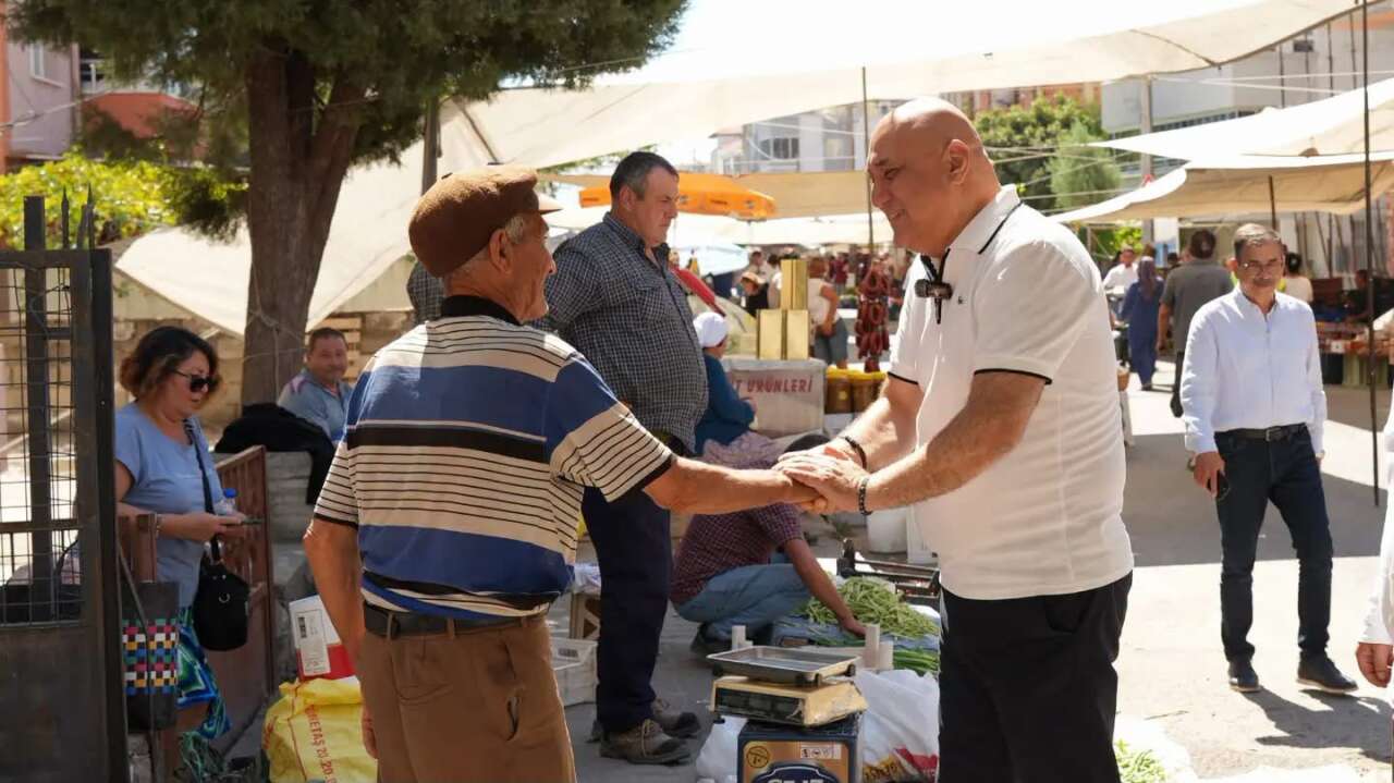 Başkan Günay Cumartesi Pazarına İndi: Pazar Tezgahlarını Tek Tek Gezdi 3